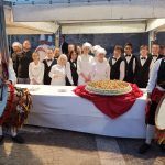 La cassata siciliana preparata dai docenti e dagli alunni dell'alberghiero